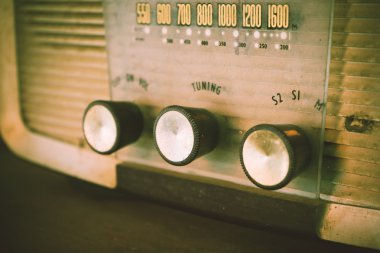 Eski transistörlü radyo analog Çevir düğmesini.