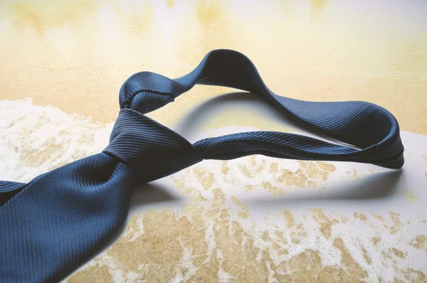 Corbata azul quitado con arena de verano playa superposición fondo . — Foto de Stock