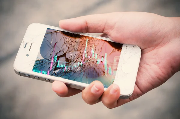 Złamane Zdejmowany smartphone z zapasów wykres trzymając się za ręce — Zdjęcie stockowe