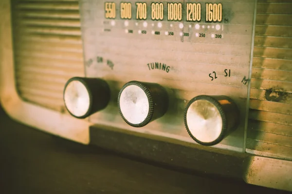 Παλιά κουμπί dial αναλογικό ραδιόφωνο κρυσταλλολυχνιών. — Φωτογραφία Αρχείου