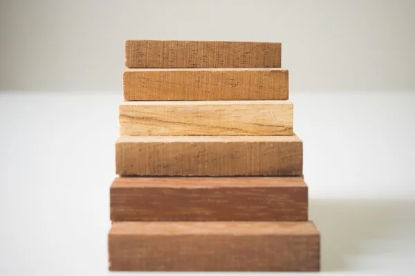 Organizar empilhamento de bloco de madeira como escada de passo . — Fotografia de Stock