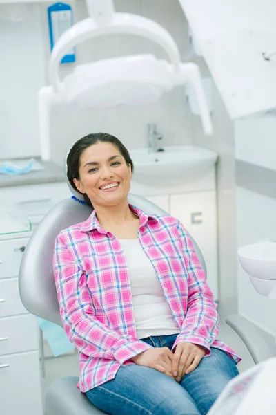 Donna Positiva Seduta Una Sedia Dentale Che Sembra Soddisfatta Del — Foto Stock