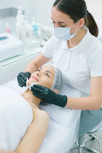 Professionele Schoonheid Kliniek Werknemer Aanraken Van Een Kin Van Een — Stockfoto