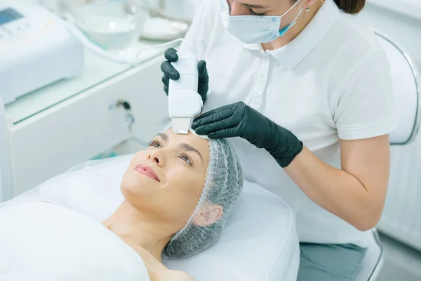 Positieve Vrouw Liggend Een Medische Bank Een Professionele Schoonheidsspecialiste Het — Stockfoto