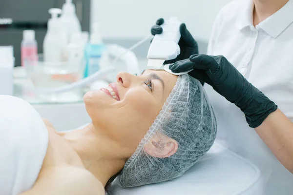 Gelukkig Lachende Dame Liggend Een Medische Bank Handen Rubberen Handschoenen — Stockfoto