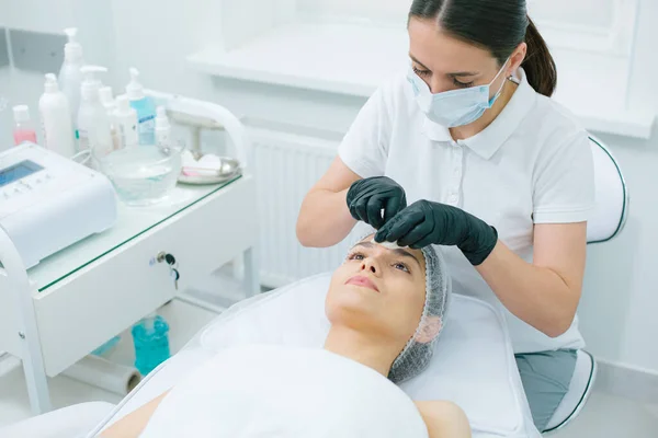 Jonge Vrouw Liggend Een Medische Bank Een Dame Met Medisch — Stockfoto