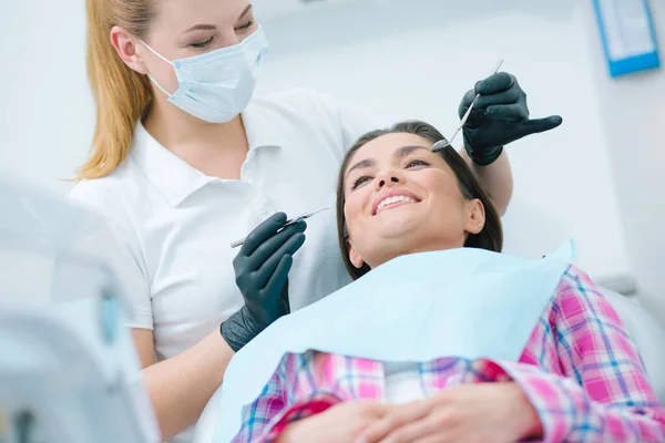 Donna Allegra Sulla Sedia Dentale Sorridente Mentre Una Dentista Donna — Foto Stock