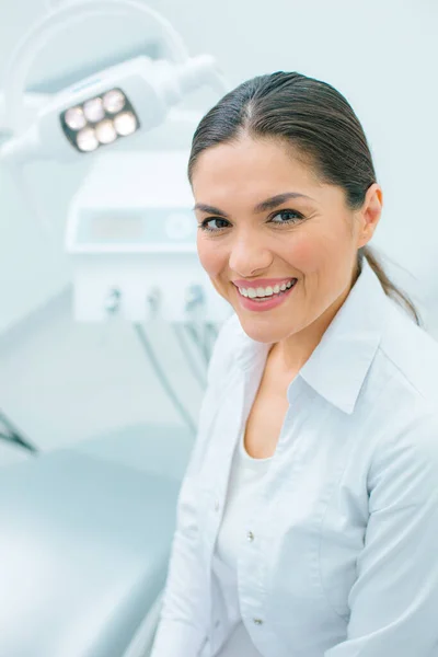 Bella Donna Caucasica Uniforme Medica Bianca Seduta Nello Studio Dentale — Foto Stock