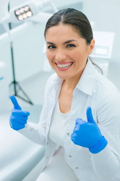 Felice Dentista Femminile Sul Suo Posto Lavoro Indossando Guanti Gomma — Foto Stock