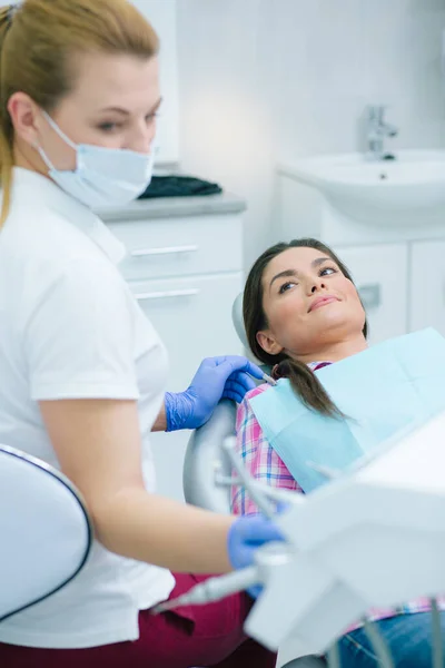 Giovane Signora Sdraiata Sulla Sedia Dentale Guardando Medico Con Sorriso — Foto Stock