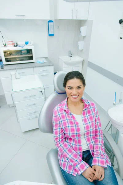 Fiduciosa Signora Felice Seduta Una Sedia Dentale Uno Studio Medico — Foto Stock