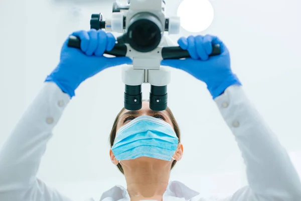 Professionele Vrouwelijke Tandarts Met Behulp Van Een Moderne Tandheelkundige Microscoop — Stockfoto