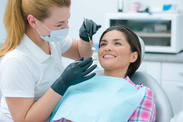 Dentiste Masque Gants Caoutchouc Tenant Miroir Dentaire Près Visage Patiente — Photo