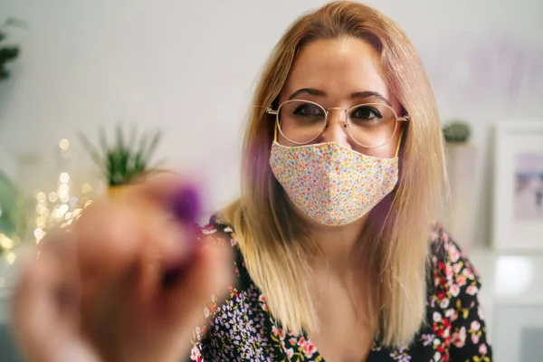 Giovane donna che lavora in un ufficio con maschera protettiva e distanza sociale — Foto Stock
