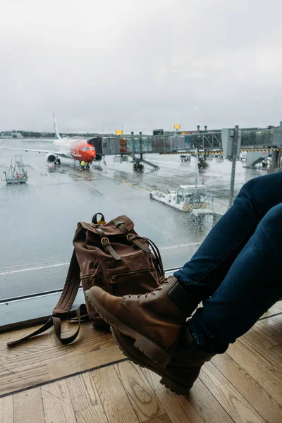 Mujer esperando en el aeropuerto con su smartphone — Foto de Stock