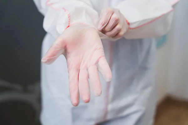 Läkare sätta på latexhandskar för att undvika smitta av covid 19 virus, närbild — Stockfoto