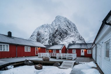 Geleneksel Norveç balıkçı kulübeleri, kırmızı fünye, Hamnoy, Lofoten Norveç. 