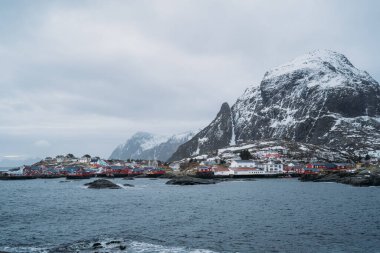 Norveç 'teki Reine Dağları' nın karlı manzarası