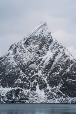Norveç 'teki Reine Dağları' nın karlı manzarası