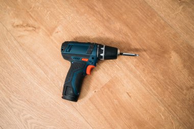 Tahta zemindeki elektrikli tornavidanın üst görüntüsü