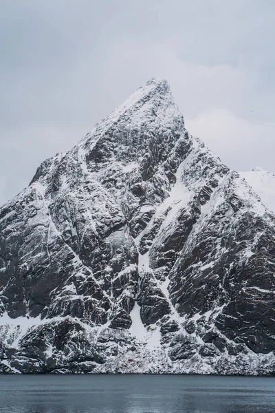 Norveç 'teki Reine Dağları' nın karlı manzarası