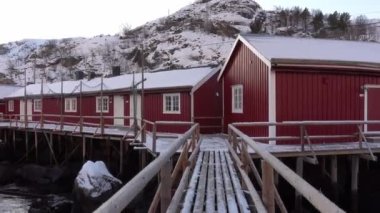 Norveç, Lofoten 'de karlı kırmızı kulübelerin tipik büyüleyici köyü.