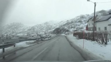 Kış mevsiminde kar yağarken karla kaplı bir yolun manzarası - Pov, ilk kişi