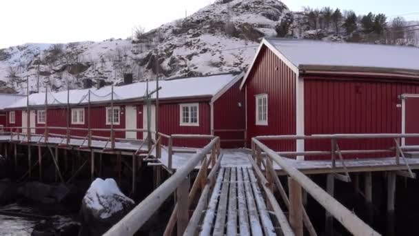 Typisk charmig by med snöiga röda stugor i Lofoten, Norge — Stockvideo