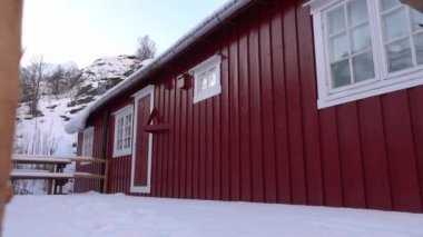 Norveç, Lofoten 'de karlı kırmızı kulübelerin tipik büyüleyici köyü.