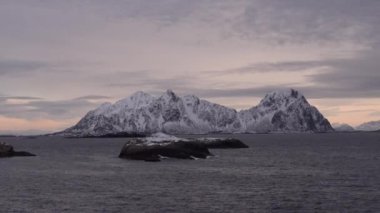 Norveç, Lofoten 'de inanılmaz bir sahil manzarası ve karlı dağlar. Kış manzarası.