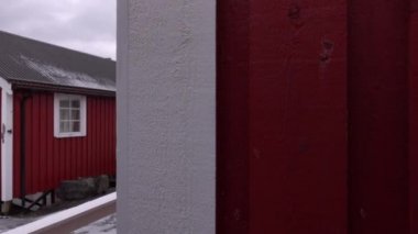 Norveç, Lofoten 'de karlı kırmızı kulübelerin tipik büyüleyici köyü.