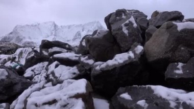 Norveç, Lofoten 'de inanılmaz bir sahil manzarası ve karlı dağlar. Kış manzarası.