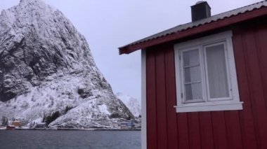 Norveç, Lofoten 'de karlı kırmızı kulübelerin tipik büyüleyici köyü.