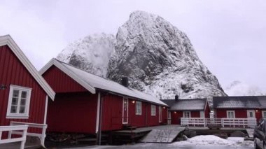 Norveç, Lofoten 'de karlı kırmızı kulübelerin tipik büyüleyici köyü.