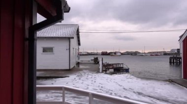 Norveç, Lofoten 'de karlı kırmızı kulübelerin tipik büyüleyici köyü.