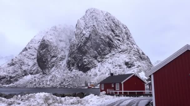 Aldeia encantadora típica de cabanas vermelhas nevadas em Lofoten, Noruega — Vídeo de Stock