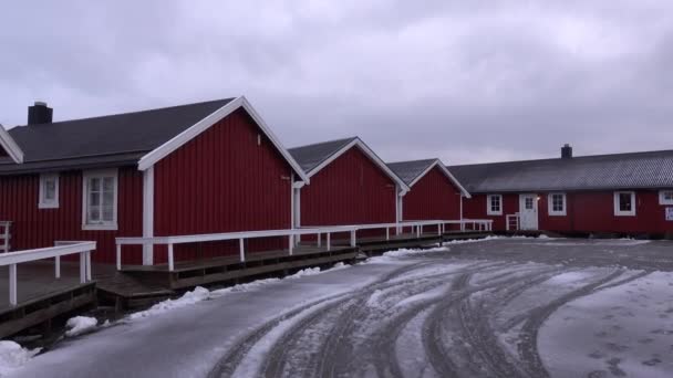 Typická půvabná vesnice zasněžených červených chatek v Lofotenu, Norsko — Stock video