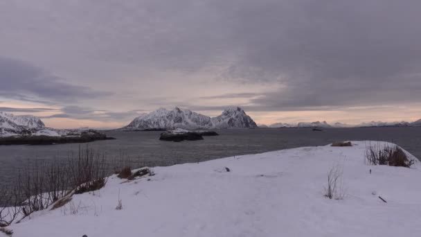 Tolle Aussicht auf einen Strand und verschneite Berge auf den Lofoten, Norwegen. Winterlandschaft. — Stockvideo