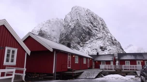 Aldeia encantadora típica de cabanas vermelhas nevadas em Lofoten, Noruega — Vídeo de Stock