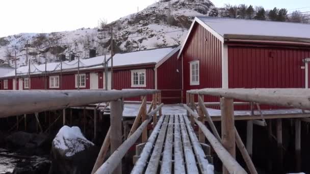 Aldeia encantadora típica de cabanas vermelhas nevadas em Lofoten, Noruega — Vídeo de Stock