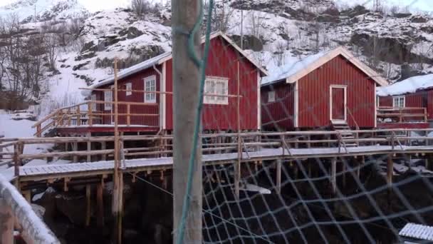 Typisches charmantes Dorf mit verschneiten roten Hütten auf den Lofoten, Norwegen — Stockvideo