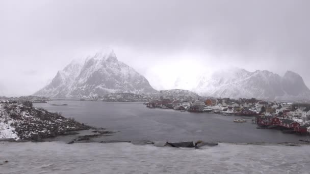 Schöne traditionelle Fischerhütten in Hamnoy während eines Sturms. Lofoten, Norwegen, Skandinavien. — Stockvideo