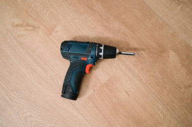 Tahta zemindeki elektrikli tornavidanın üst görüntüsü