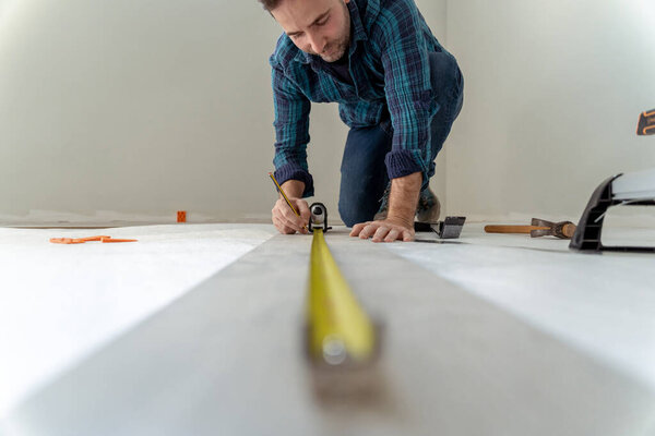 Закрыть человека, чтобы установить в его доме деревянный настил