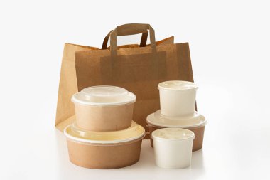 Fast food paketi ve çevre dostu kağıt tabaklar. Kutu yiyecek konteynırları. Yemek çantasının sapı karton. Gıda teslimatı için geri dönüşümlü sofra takımı izole