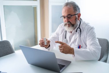 Doktor, PCR test sonuçları Covid-19 olan bir hastayla görüntülü görüşme yapıyor.