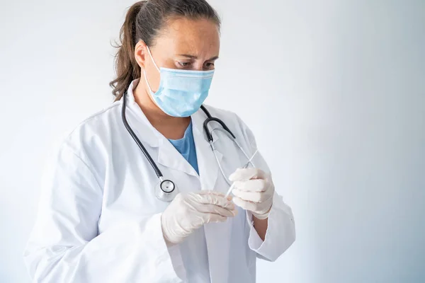 Sjuksköterska som förbereder ett Covid-19 vaccin för att vaccinera sina patienter — Stockfoto