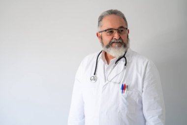 Beyaz önlüklü beyaz önlüklü kıdemli doktorun portresi..