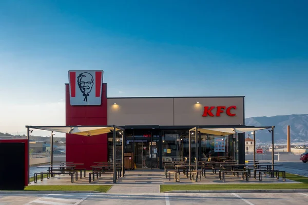 MADRID, SPAGNA - 16 GIUGNO 2021: Ristorante fast food KFC. Pollo fritto del Kentucky — Foto Stock
