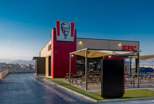 MADRID, SPAGNA - 16 LUGLIO 2021: KFC fast food restaurant. Pollo fritto del Kentucky — Foto Stock